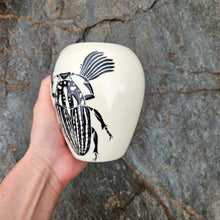 Load image into Gallery viewer, Beetle vase